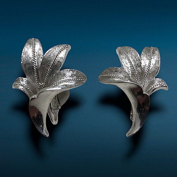 Vtg 1960's Coro Dimensional Lily Floral Silver Tone Clip On Earrings Couture - Picture 1 of 6